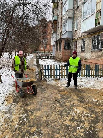 У Харкові комунальники прибирають сніг та лід з вулиць міста